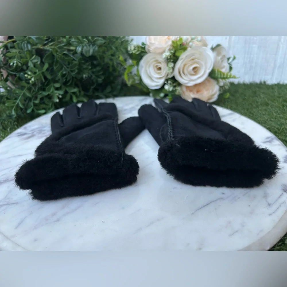 Ugg Genuine Shearling Exposed Curve Seam Gloves size S new  $165.00